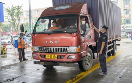 持續(xù)抓好疫情防控，保障市場有序穩(wěn)定運(yùn)轉(zhuǎn)